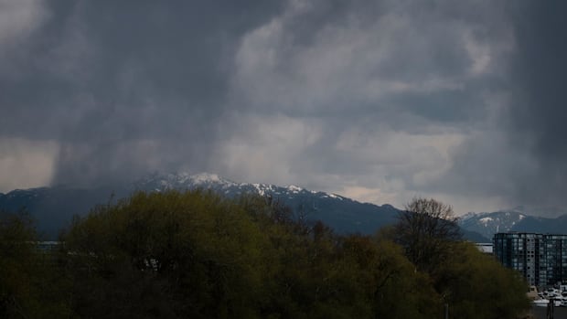 poor-weather-in-mountainous-terrain-may-have-played-role-in-squamish,-bc.,-crash,-says-tsb