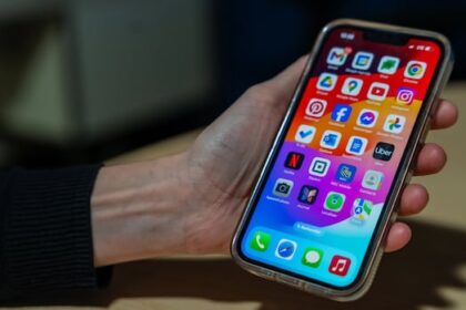 got-a-weird-text-message?-‘smishing’-scams-likely-rising-because-of-ai,-experts-warn