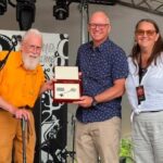 bruce-cockburn-gets-standing-ovation-at-winnipeg-folk-festival-as-he’s-given-key-to-the-city