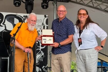 bruce-cockburn-gets-standing-ovation-at-winnipeg-folk-festival-as-he’s-given-key-to-the-city