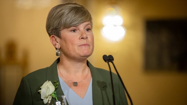 bc-minister-praises-recruitment-of-health-care-workers-from-us.,-with-780-applications-in-2-months