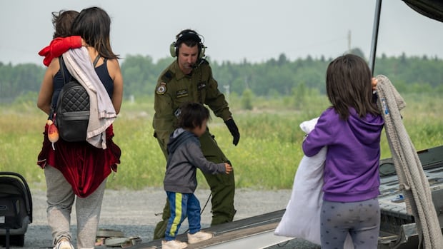 more-than-700-manitoba-wildfire-evacuees-housed-in-hotels-this-week,-province-says