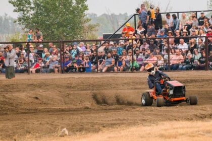 lawnmowers-race-up-to-65-km/h-for-a-good-cause