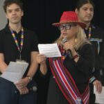 lors-dun-rassemblement-de-lia-a-montreal,-des-jeunes-autochtones-se-rencontrent-et-saffrontent