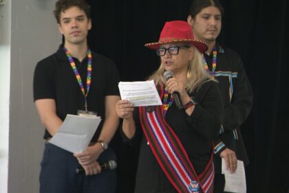 lors-dun-rassemblement-de-lia-a-montreal,-des-jeunes-autochtones-se-rencontrent-et-saffrontent