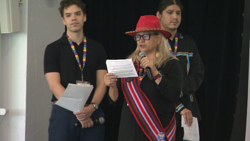 lors-dun-rassemblement-de-lia-a-montreal,-des-jeunes-autochtones-se-rencontrent-et-saffrontent