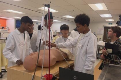 summer-camp-gives-winnipeg-kids,-youth-hands-on-science-experience
