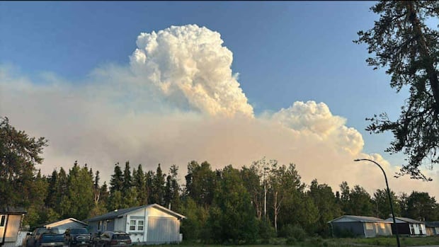 firefighters-flee-leaf-rapids-as-wildfire-enters-northern-manitoba-community