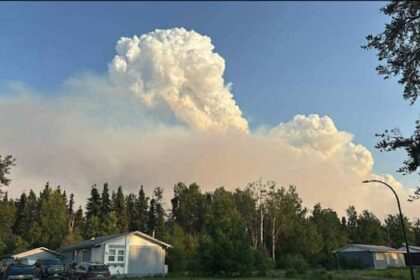 ‘very-serious-turn’-in-leaf-rapids-wildfires-forces-essential-workers-to-leave-as-fire-crews-battle-on