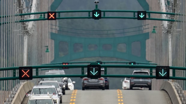 who-controls-the-centre-lane-on-the-lions-gate-bridge?