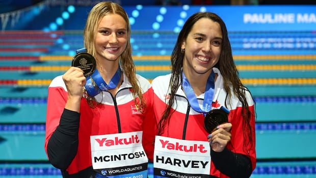 summer-mcintosh-wins-2nd-gold-in-quest-for-5-at-swimming-worlds-with-victory-in-200-im