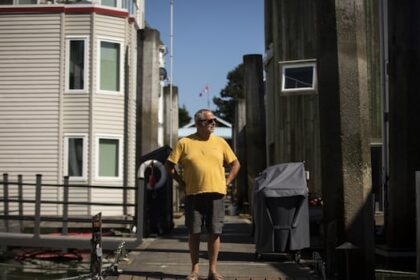 as-homes-tilt-in-the-mud,-floating-home-community-in-delta,-bc.,-fears-for-its-survival