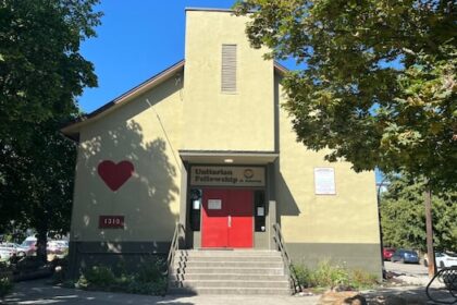 kelowna-issues-bylaw-warning-to-deter-unhoused-campers-from-church-lot