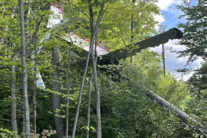 small-plane-crashes-west-of-ottawa-airport