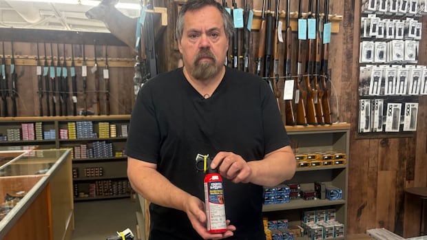 a-new-bylaw-makes-it-harder-to-buy-bear-spray-in-saskatoon,-but-one-retailer-says-criminals-won’t-care