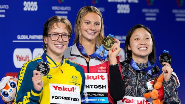 summer-mcintosh-captures-4th-gold-of-swimming-worlds,-winning-400m-individual-medley
