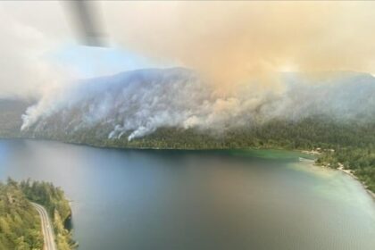 boaters-told-to-stay-off-lakes,-drivers-warned-of-delays-near-vancouver-island-wildfire