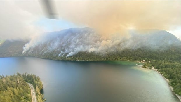 boaters-told-to-stay-off-lakes,-drivers-warned-of-delays-near-vancouver-island-wildfire