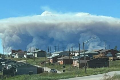 nisichawayasihk-cree-nation-pauses-evacuation,-leaf-rapids-lodge-owners-relieved-after-fire-misses-property