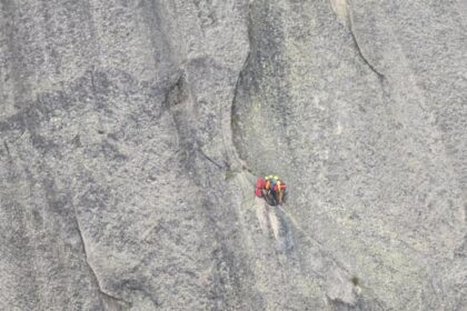 2-climbers-plucked-from-bc.-mountain-face-after-complex-overnight-rescue-mission