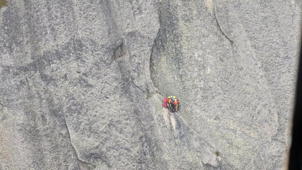 2-climbers-plucked-from-bc.-mountain-face-after-complex-overnight-rescue-mission