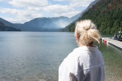 ‘fighting-for-our-community’:-evacuees,-fire-crews-see-groundswell-of-support-as-island-wildfire-burns