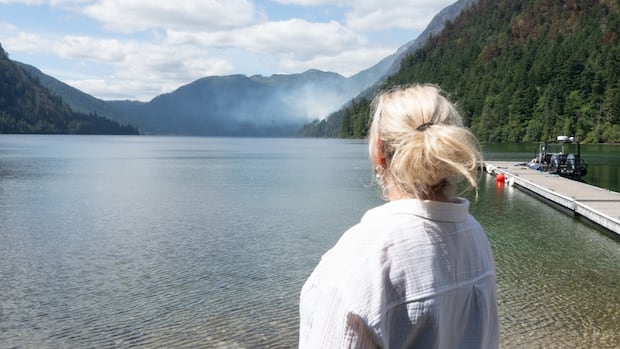 ‘fighting-for-our-community’:-evacuees,-fire-crews-see-groundswell-of-support-as-island-wildfire-burns