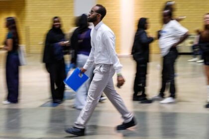 canada’s-economy-shed-over-40,000-jobs-in-july,-partly-offsetting-earlier-growth