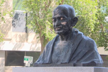 how-did-a-mahatma-gandhi-statue-end-up-in-saskatoon?