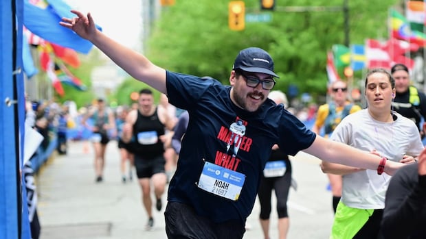 this-first-nations-ultra-runner-is-running-a-marathon-a-day-for-seven-days-in-memory-of-his-father