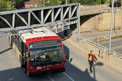 out-of-service-oc-transpo-bus-gets-stuck-under-shopping-mall-sign