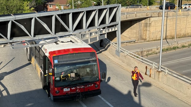 out-of-service-oc-transpo-bus-gets-stuck-under-shopping-mall-sign