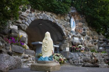 why-new-generations-are-continuing-to-visit-a-secluded-century-old-grotto-in-vanier
