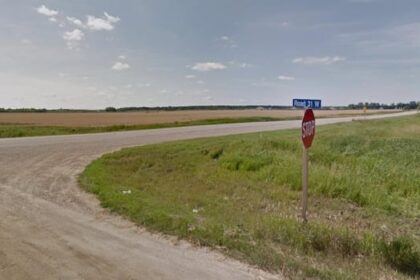 man-charged-with-careless-driving-after-2-cyclists-hit-near-morden:-manitoba-rcmp
