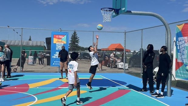 winnipeg’s-north-end-gets-brand-new-basketball-court,-upgraded-playground