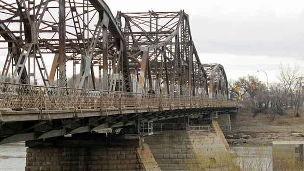 winnipeg’s-louise-bridge-to-reopen-friday-after-delay