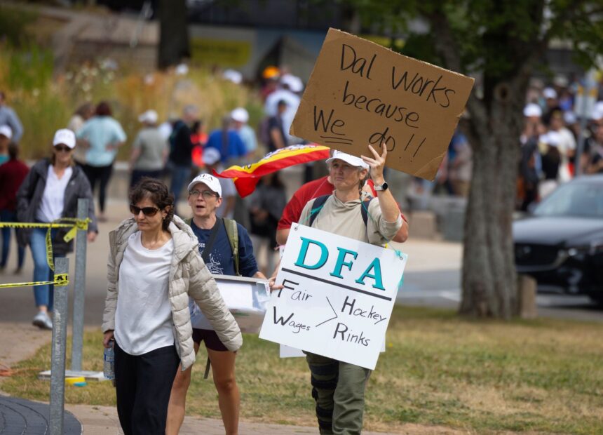 ‘it’s-about-people,-not-buildings’:-dalhousie-faculty-association-stages-rally-after-being-locked-out