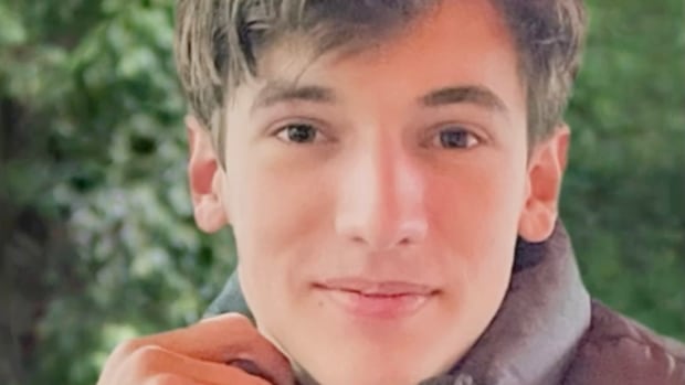 ontario-couple-whose-teenage-son-died-after-8-hour-wait-in-er-calls-for-law-reform