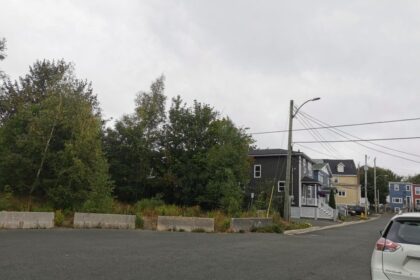st.-johns-woman-confronted-by-man-exposing-himself-on-local-trail