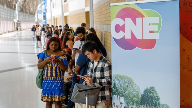 young-people-can’t-find-jobs.-is-canada’s-economy-in-trouble?