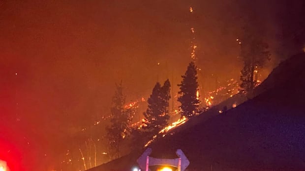 wildfire-near-peachland-being-held-after-tactical-evacuation,-highway-97-closure