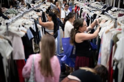 shoppers-endure-massive-crowds-for-aritzia-warehouse-sale-in-vancouver