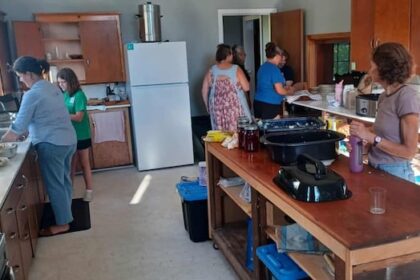 ‘we’re-just-trying-to-help-out’:-annapolis-valley-opens-arms-to-wildfire-evacuees,-fire-crews