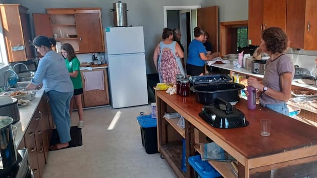 ‘we’re-just-trying-to-help-out’:-annapolis-valley-opens-arms-to-wildfire-evacuees,-fire-crews