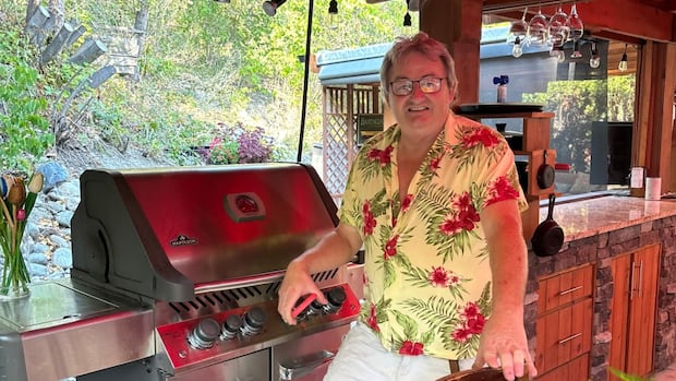 customers-started-calling-a-bc-couple-at-home-asking-for-help-with-their-barbecues.-they-decided-to-help