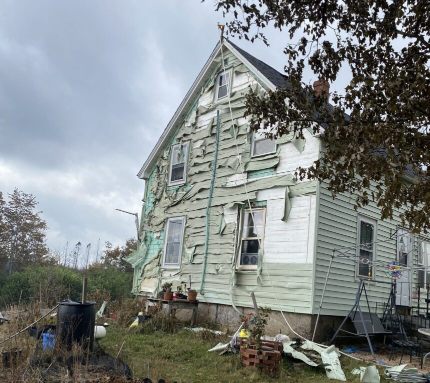 ‘fire-makes-no-sense:’-residents-struggle-with-emotions-as-home-survives-long-lake-fire-amid-neighbours’-devastation