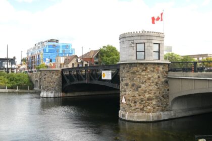 ottawas-pretoria-bridge:-inside-the-tower-with-the-citys-lift-bridge-operator