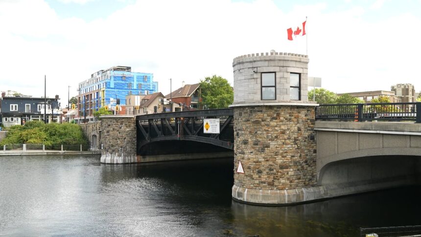 ottawas-pretoria-bridge:-inside-the-tower-with-the-citys-lift-bridge-operator