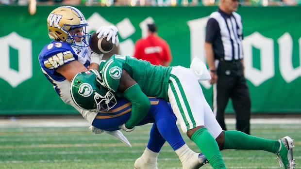 saskatchewan-roughriders-edge-out-win-over-winnipeg-blue-bombers-after-dramatic-4th-quarter-finish