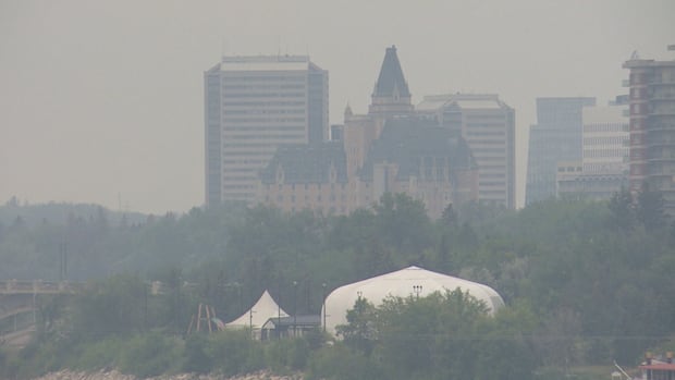 air-quality-warnings-issued-in-sask.-as-thick-smoke-blankets-province-for-next-week